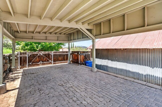 Building Photo - 3 Bedroom with Historical Charm Close to Square