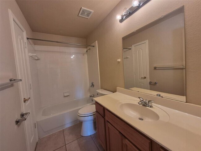 Building Photo - 8800 Hazelhurst Dr