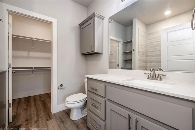 Building Photo - 1510 N Gregg Ave