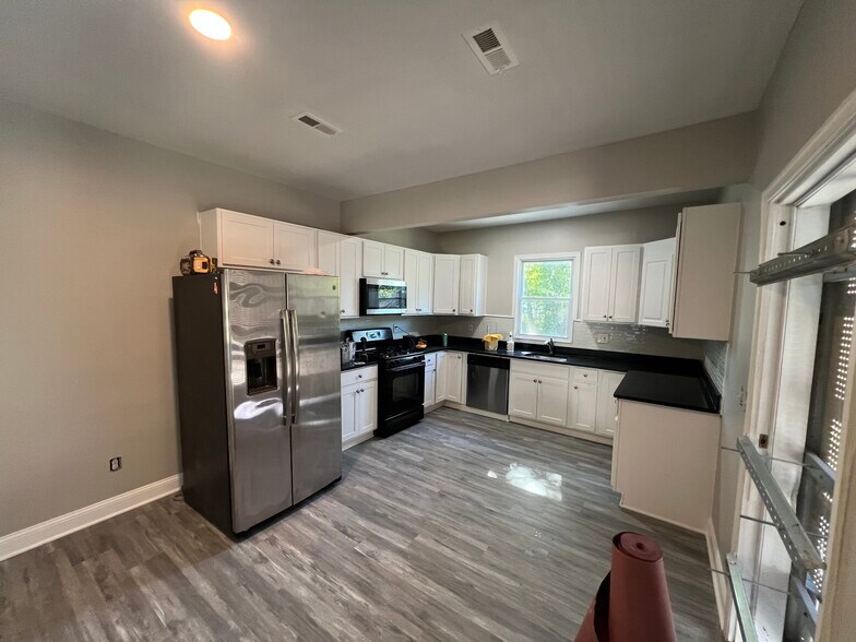 Building Photo - 3811 Barrington Rd