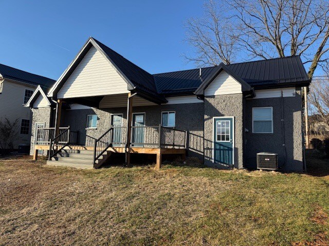 Back Utility room with Washer/Dryer - 408 E King St