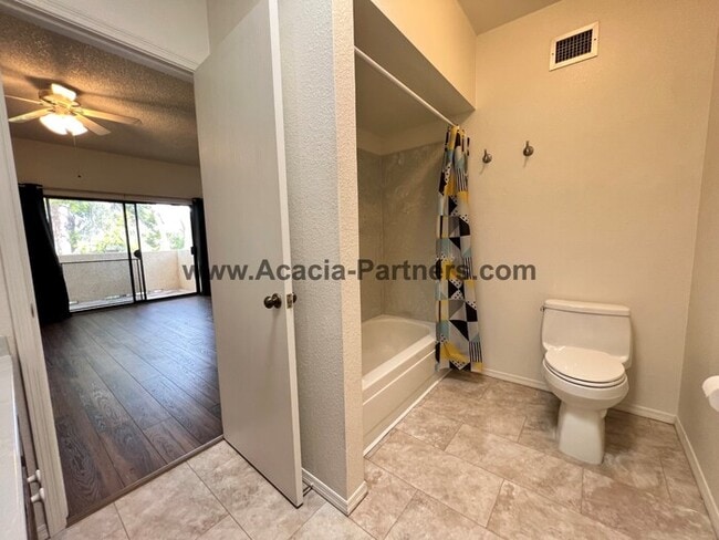 Building Photo - Three Bedroom Townhome in Coronado Ridge