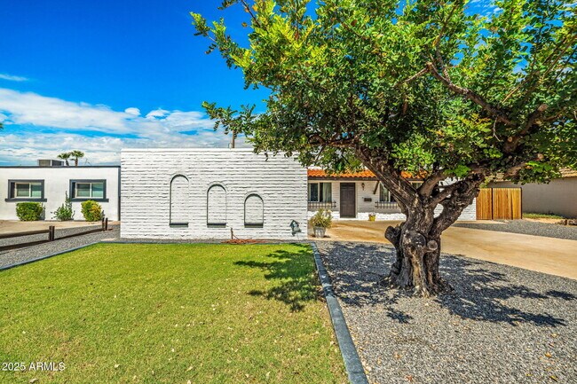 Building Photo - 8326 E Crestwood Way