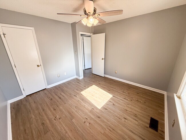 Building Photo - 946 Rim Rd