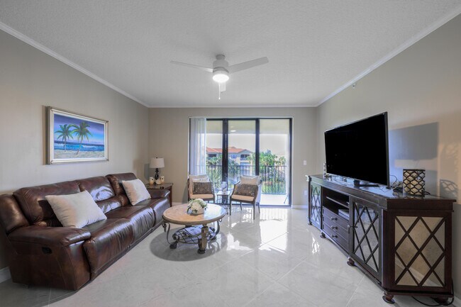 Building Photo - 800 Uno Lago Dr