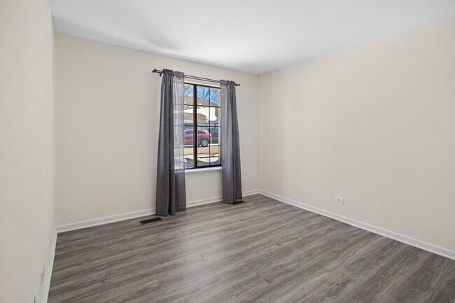 Building Photo - 402 Sandalwood Ln