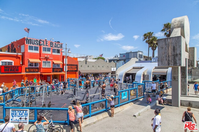 Building Photo - 613 6th Ave