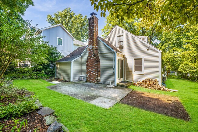 Building Photo - 11 Hillside Pl