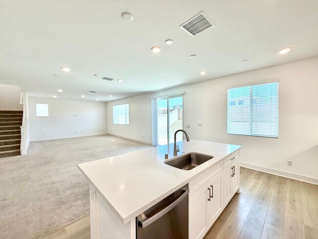 Building Photo - Move-In Ready 5 Bedroom Home with Solar & Large Loft