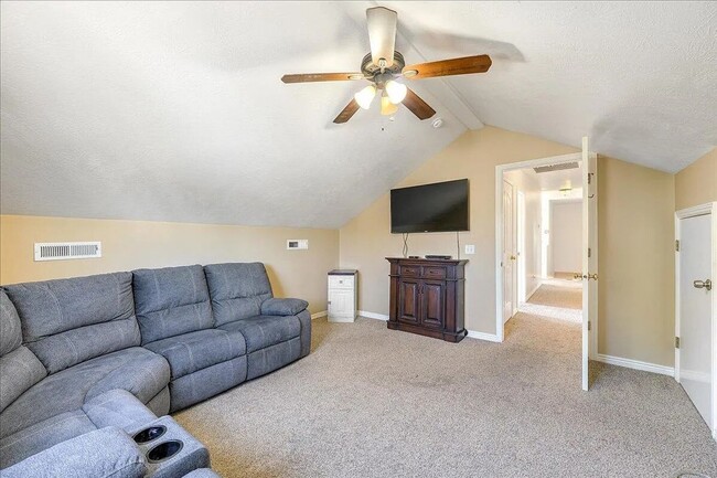 Building Photo - Expansive 5 Bedroom Home with Additional O...