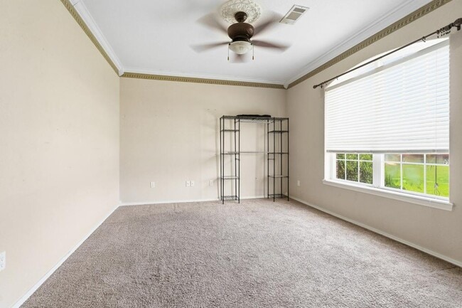 Building Photo - 1717 Red Oak Dr