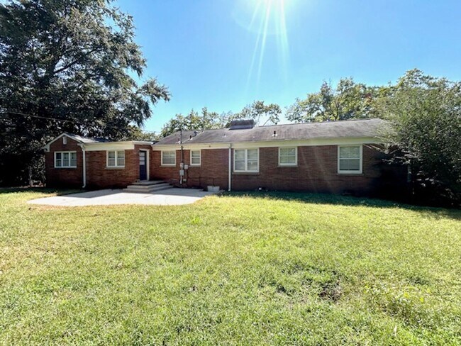 Building Photo - Coming Soon 10/8/25! Charming and spacious...