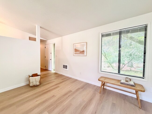 Building Photo - One Month Free! Nice Lake Oswego 2 Bed Condo, Great Storage, Pool, Most Utilities Included!