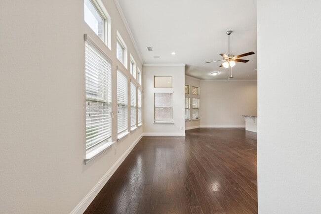 Building Photo - 913 Parkside Dr
