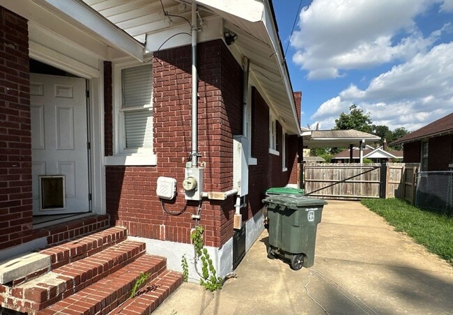 Building Photo - Beautiful 4 Bedroom Home Available
