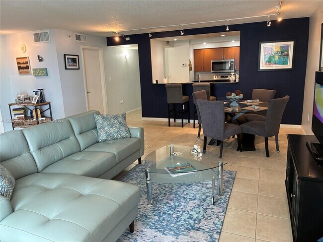 Building Photo - 6917 Collins Ave