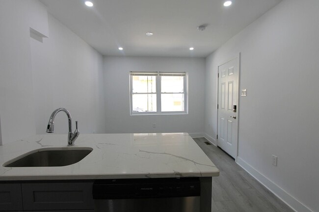 Building Photo - 103 E Coulter St