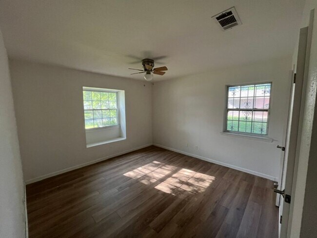 Building Photo - 1700 Standridge St
