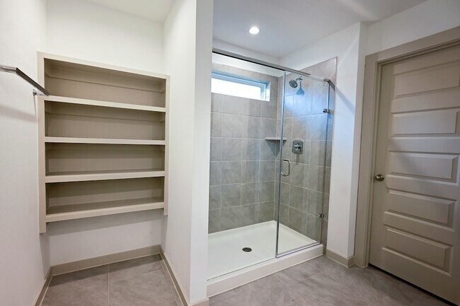 Building Photo - 5034 Pine Haven Lane