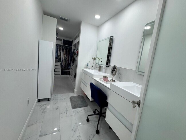 Building Photo - 9368 SW 146th Pl