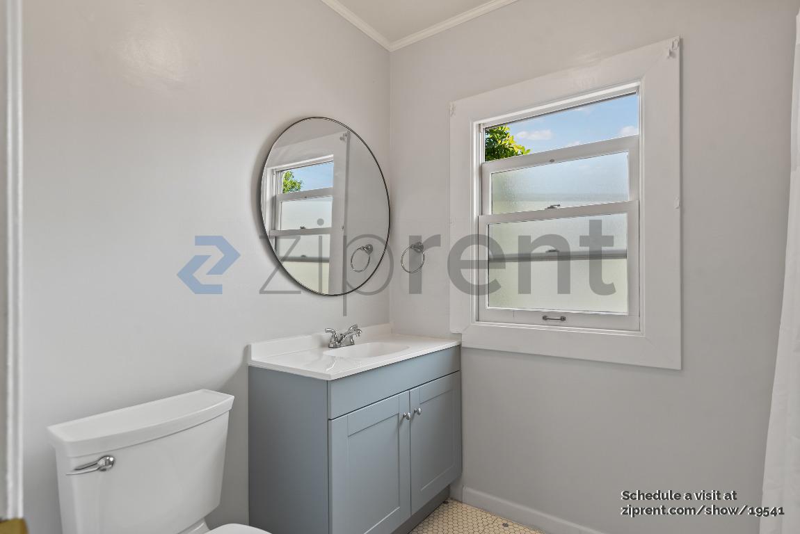 Building Photo - Unit