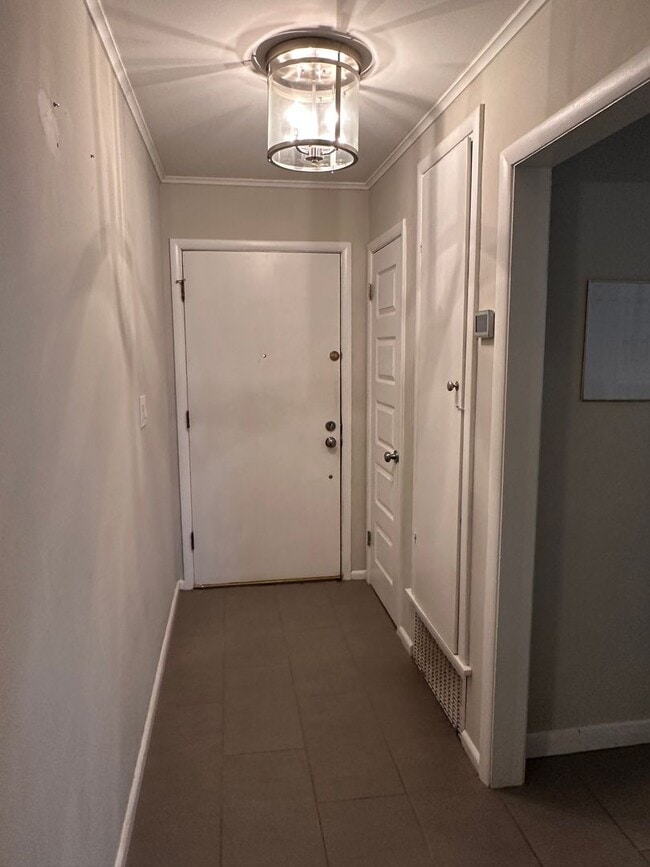 Building Photo - This home is adorable and move in ready!