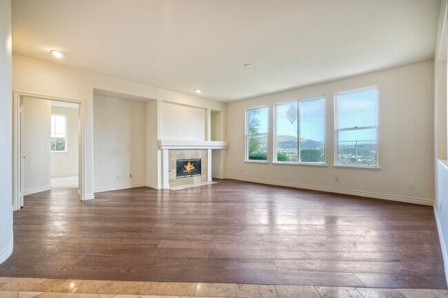 Building Photo - Executive Home with Views!
