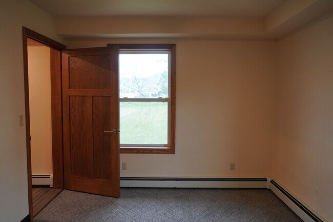 Building Photo - 1 Bedroom, 1 Bath Apartment- All utilities included