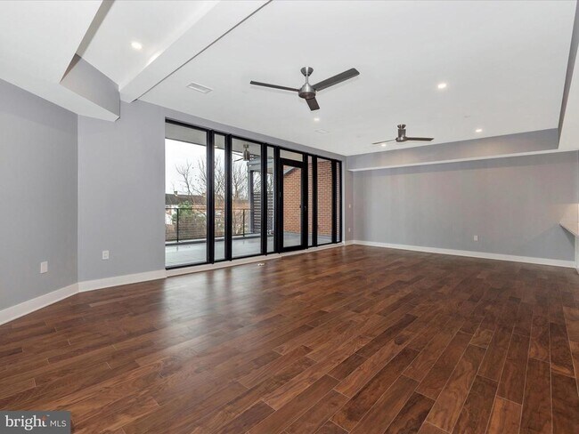 Building Photo - 210 E 2nd St