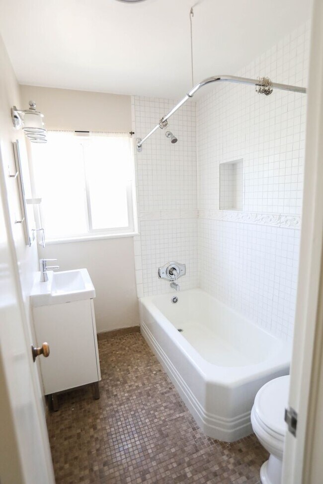 Building Photo - NEWLY LISTED $2,900 PER MONTH - GORGEOUS 3...