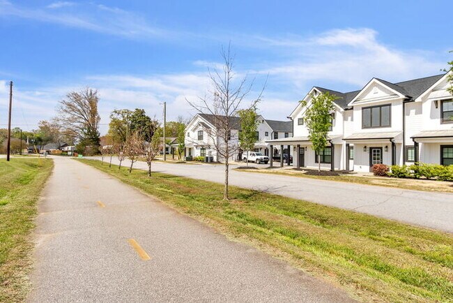 Building Photo - Modern 2 Bedroom Townhome on the Swamp Rab...