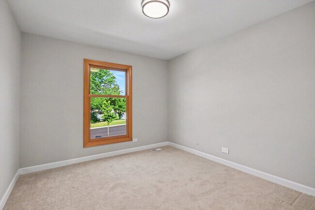 Building Photo - 5195 Castaway Ln
