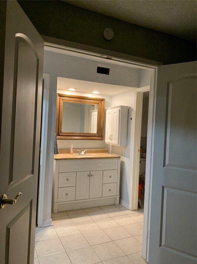 Building Photo - 11201 Lynbrook Dr