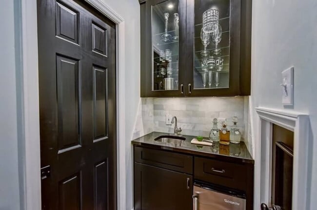 Building Photo - 600 Hermitage Ct