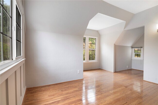 Building Photo - 934 Highline Rd