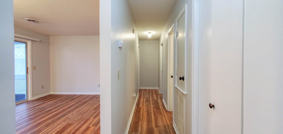 Hallway / Livingroom - 2708 S 17th St