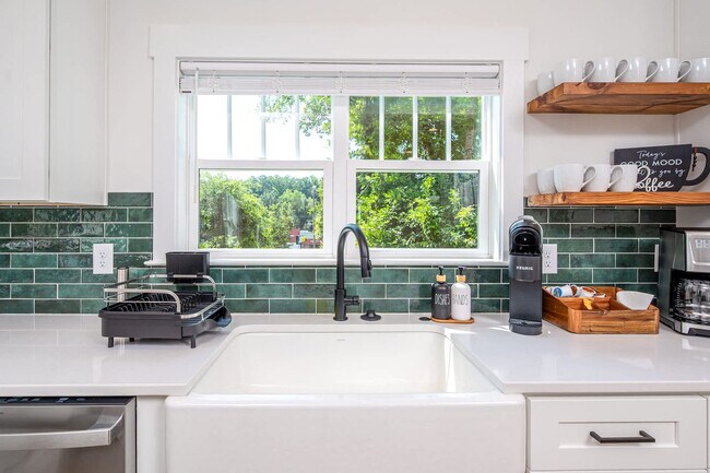 Building Photo - 2019 James St