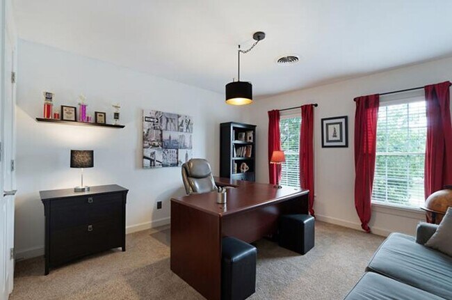 Building Photo - Stunning 5BR Executive Style Home in Brentwood