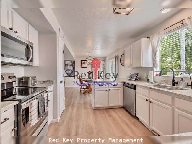Building Photo - Geneva Way Single Family Home