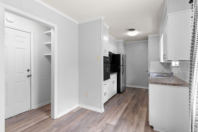 Building Photo - $500 off first months rent