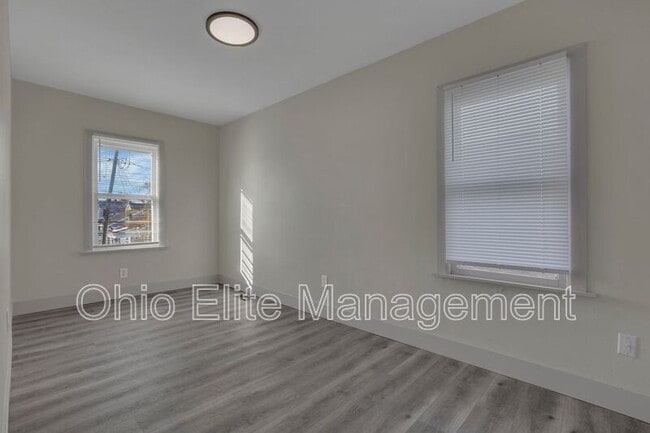 Building Photo - 807 E Deshler Ave