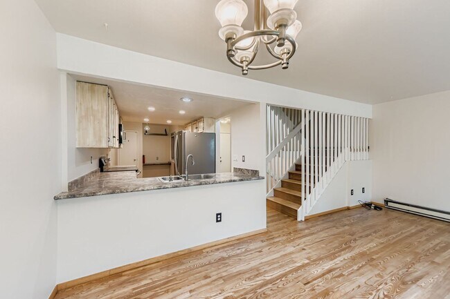 Building Photo - Cozy 4B/2B Unit With Views In East Boulder...