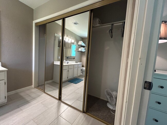 Building Photo - One level 3 bed/2 bath spacious home with ...