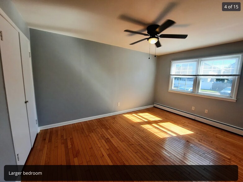Larger bedroom - 5410 Suffolk Ct