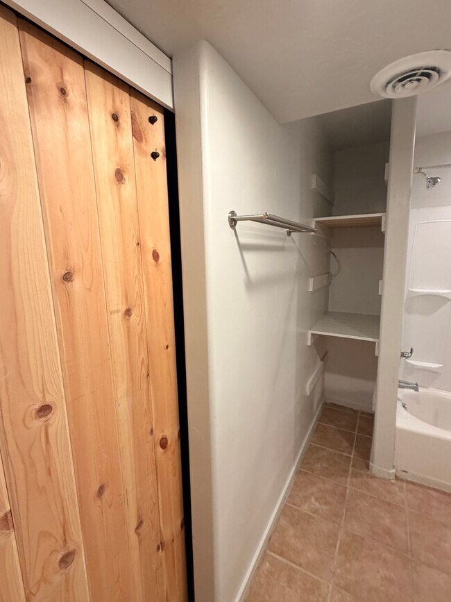 Building Photo - Beautiful 6 Bedroom/3.5 Bath Home in Springville!