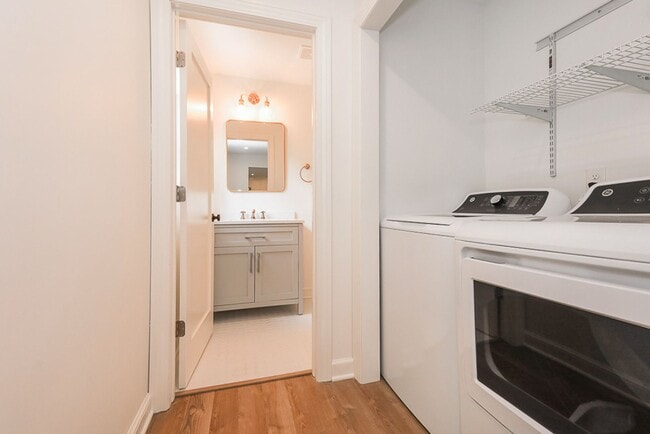 Building Photo - Four bedrooms/2.5 Baths Newly Remodeled Bay Village Home!