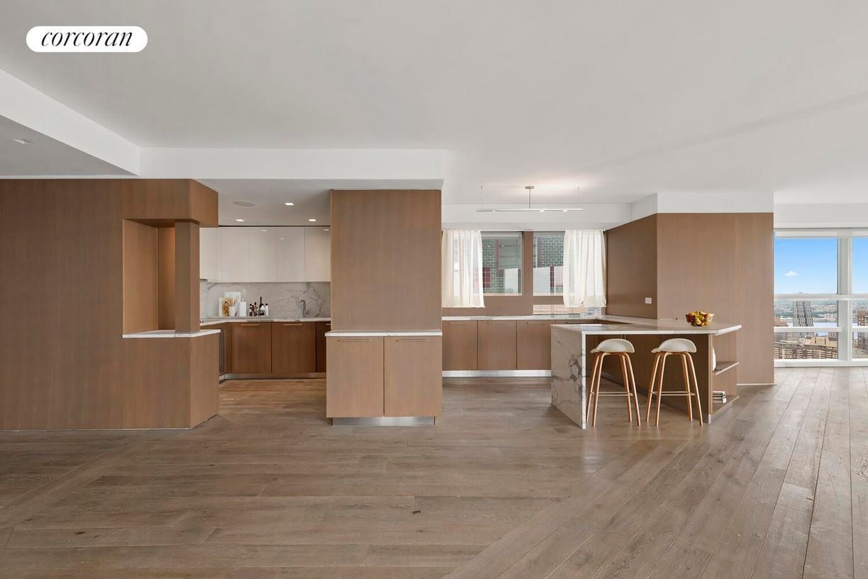 Building Photo - 146 W 57th St