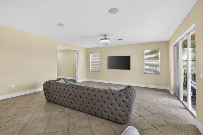 Building Photo - 1724 Annandale Cir