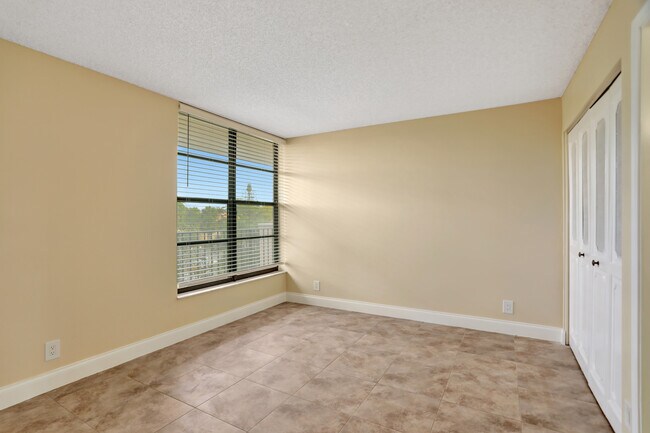 Building Photo - 3 Royal Palm Way