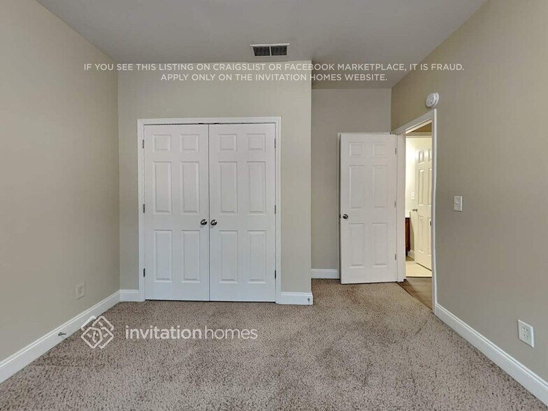 Building Photo - 490 Roland Manor Dr